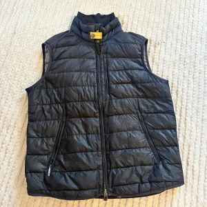 Svart dunväst från Parajumpers - Snygg svart dunväst från Parajumpers med quiltad design och hög krage. Äkta Storlek L 