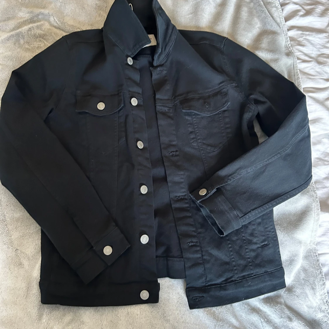 Svart jeansjacka med silvriga knappar - 1