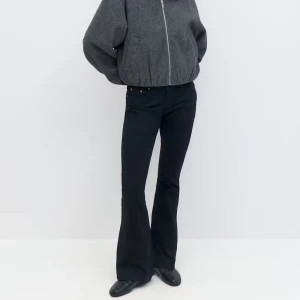 svarta jeans - säljer de här lågmidjade svarta bootcut jeansen från gina som tyvärr inte kommer till användning, bara använda några fåtal gånger❤️ 