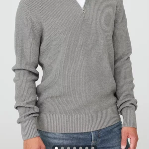 Grå stickad half zip tröja - Snygg grå stickad tröja med half zip-dragkedja i halsen. Tröjan har långärmad design och ribbade muddar vid ärmslut och nederkant. Perfekt för lager-på-lager och chill stil. Passar dig som gillar enkel och clean look.
