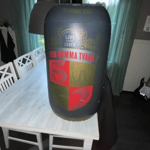 Fem Komma Tvåan - En uppblås bar  fem komma tvåan öl burk från bolagets premiär på låten fem komma tvåan 
