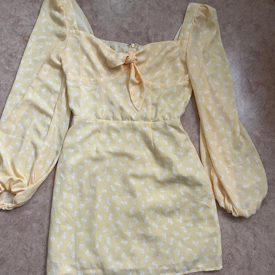 Gul blommig kortklänning  - 2