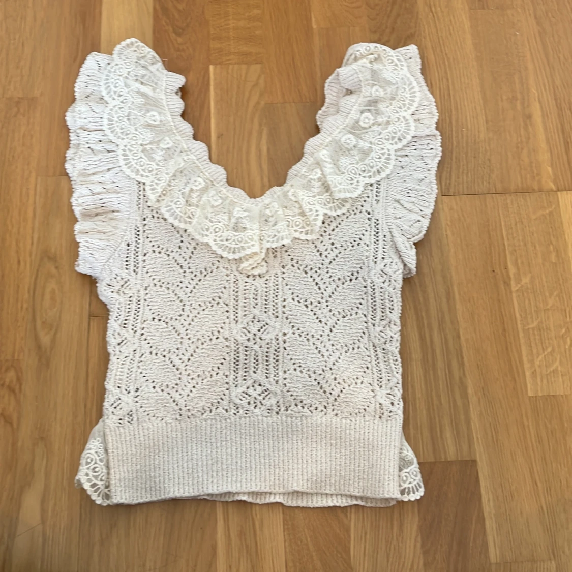 Benvit spetsblus från Zara med volang - 2