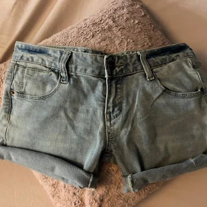 lågmidjade shorts  - Jätte snygga lågmidjade shorts! Vet ej vilken storlek men skulle gissa på S eller XS!!💞 Har ej använt dom eftersom dom ej passar, luktar lite konstigt när jag köpte dom. Vet ej hur det är när det kommer till tvättning!!💕PRIS KAN DISKUTERAS 