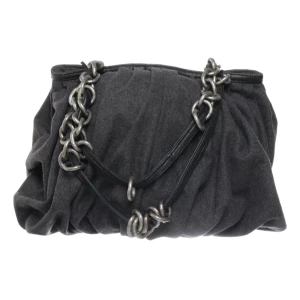 Mörkgrå axelväska med kedja - Snygg mörkgrå axelväska i ull med coola metallkedjor som axelrem. Väskan har en mjuk, rynkad design och svarta läderdetaljer längs kanten. 