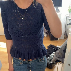 Holly & White stickad topp - Supersöt mörkblå stickad topp från Holly & White! Kortärmad, volangdetaljer på axlarna och nedere ärmarna. Använd fåtal gånger. Perfekt basplagg som passar alla underdelar. Tveka inte på att fråga om du undrar något! 💌