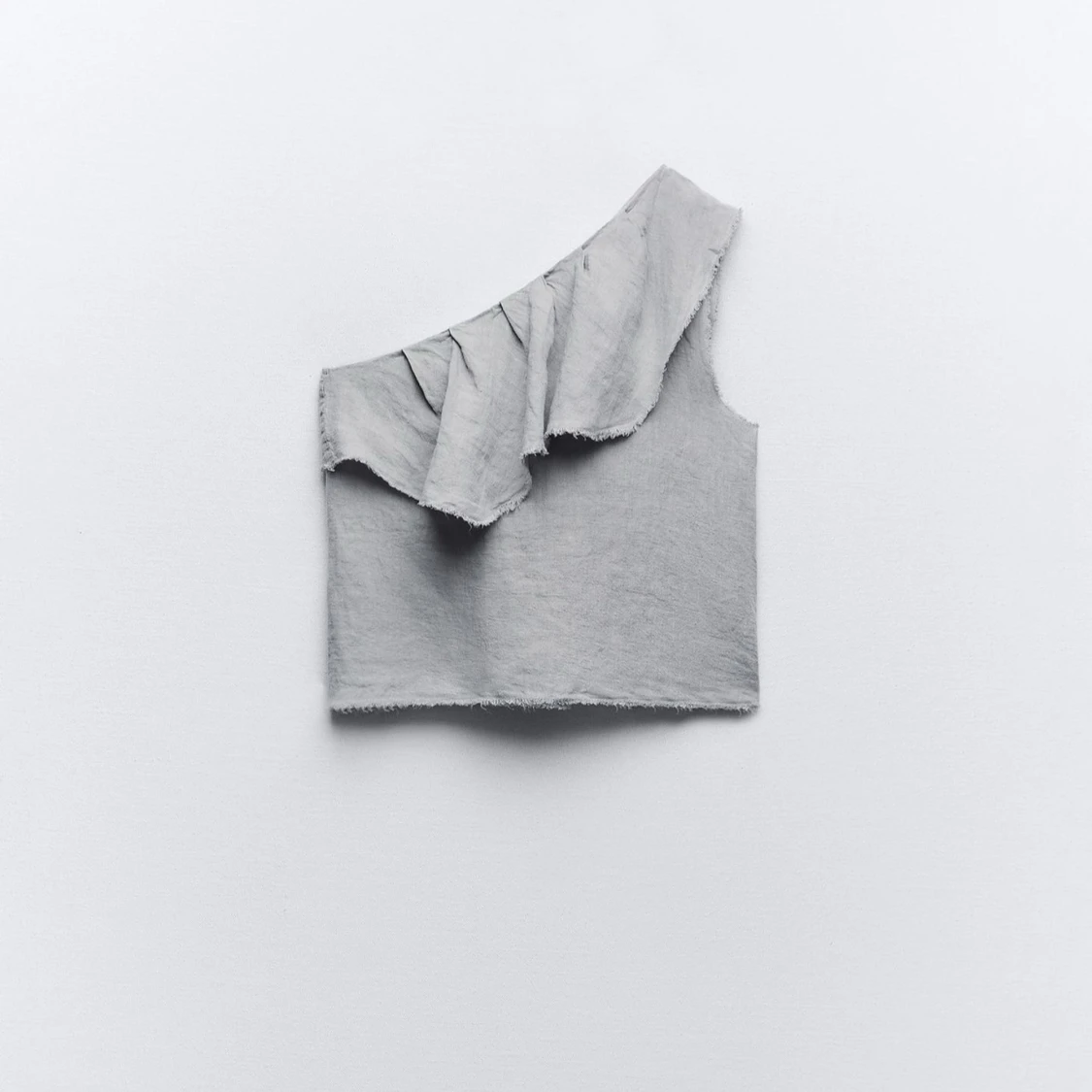 Grå oneshoulder topp med volang