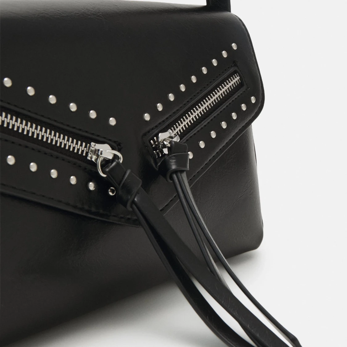 Svart axelväska med nitar och dragkedjor - 2