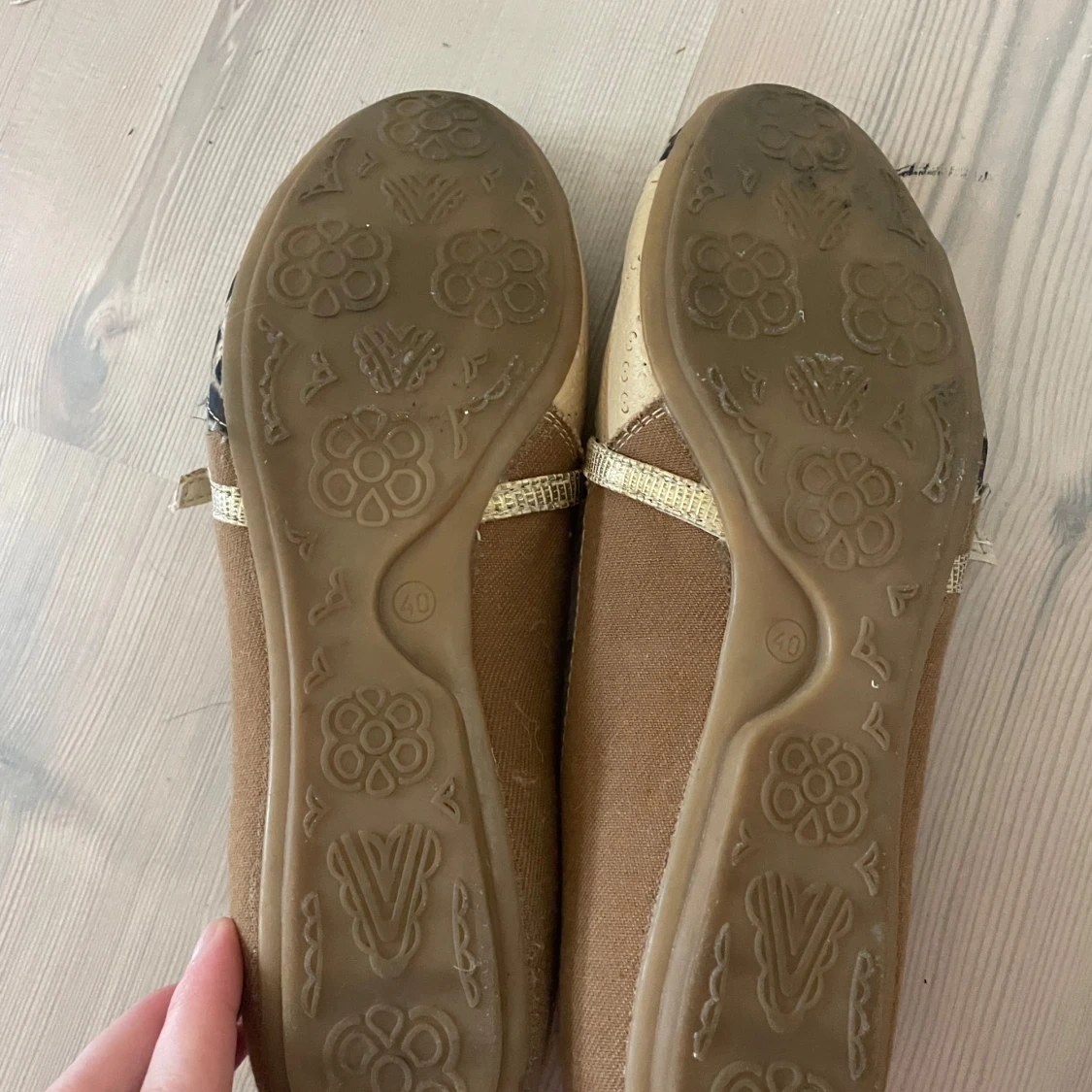 Beige ballerinaskor med leopard och virkad detalj - 2