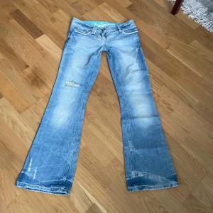 Ljusblå jeans - Supersnygga ljusblåa vintage lågmidjade bootcut/flare jeans från river island! Super unika med coola revor och går inte att få tag på längre!  Köp via vinted för lite billigare: Irisrt156! Midja: 38 cm, midjehöjd: 18 cm, innerben: 82 cm 