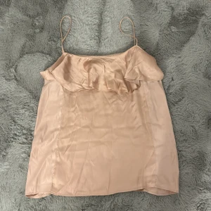 Zara volang satin linne  - Satin linne med volang från Zara i storlek s bra skick 