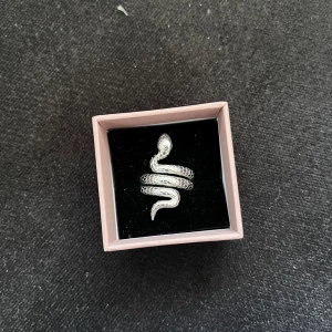 Ormring från Edblad - Ovanvåning ormring från Edblad. Har kvar ask och allt. Man kan även göra den lite mindre om den skulle vara för stor!💞