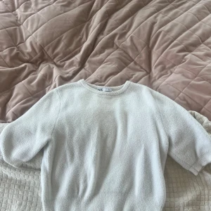 Vit stickad tröja från Zara  - Fin stickad topp från Zara! Nytvättad och har därav krympt lite i tvätten till en liten S/ vanlig XS