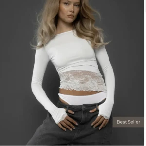 Vit långärmad topp med spetsdetalj - Superfin topp