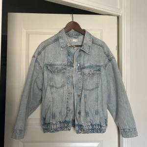 Jeansjacka - Blå oversized jeansjacka från Gina Tricot i utmärkt skick!