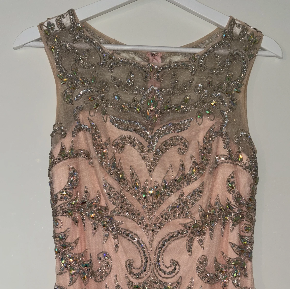 Glittrig aprikosfärgad kortklänning - 2