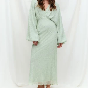 Ljusgrön långklänning från Gina Tricot - Superfin ljusgrön långklänning med omlott och v-ringning. Endast använd 2 gångar, har sålts på Gina Tricot för 700 kr 🩷