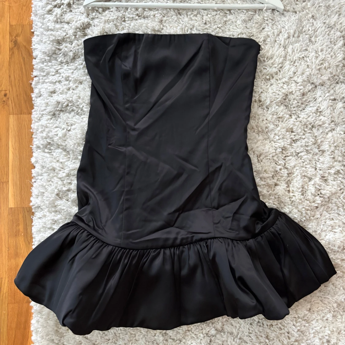 Svart kort klänning