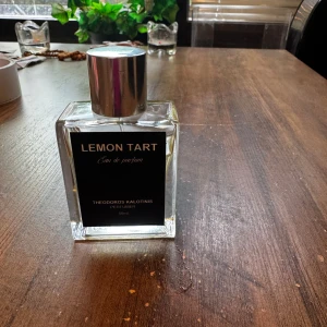 Theodoros Kalotinis Lemon Tart Eau de Parfum 50ml - Fräsch parfym med citrondoft, Lemon Tart från Theodoros Kalotinis. God mjuk och somrig doft men sträcker inte mig efter den så ofta. Se bilder för mängd kvar! 