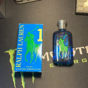 Ralph Lauren Polo Blue 1 EdT 100ml - Fräsch herrparfym från Ralph Lauren, Polo Blue 1. Flaskan är i blått glas med silverfärgad kork och har en grön polospelare på framsidan. Kommer i en blå kartong med gula och gröna detaljer. Volym: 100 ml Eau de Toilette.