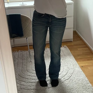 Blå raka jeans  - Lågmidjade snygga jeans