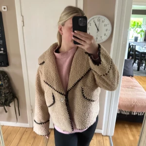 Beige teddyjacka med svarta detaljer - Jättefin och mysig teddy jacka från object! Nypris 1200! Näst intill oanvänd så inga defekter alls ❤️