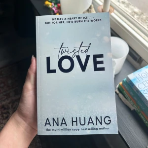 Twisted Love - En fängslande berättelse om Alex och Ava, två unga vuxna med mörka hemligheter och starka känslor. Perfekt för dig som gillar romantik med spänning, hemligheter och intensiva relationer. En modern kärlekshistoria som är svår att släppa taget om.