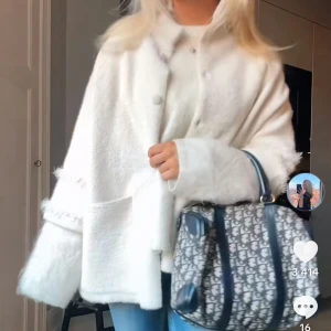 Vit ullkappa med fransdetaljer - Superfin vit kappa i ullmix med oversized passform och coola fransdetaljer på ärmarna. Kappan har stora fickor framtill, knappar hela vägen och en stilren, rak siluett. Perfekt för dig som gillar en clean och trendig look. Köpt på Rino & Pelle för 120€! Använd endast 1 gång❣️