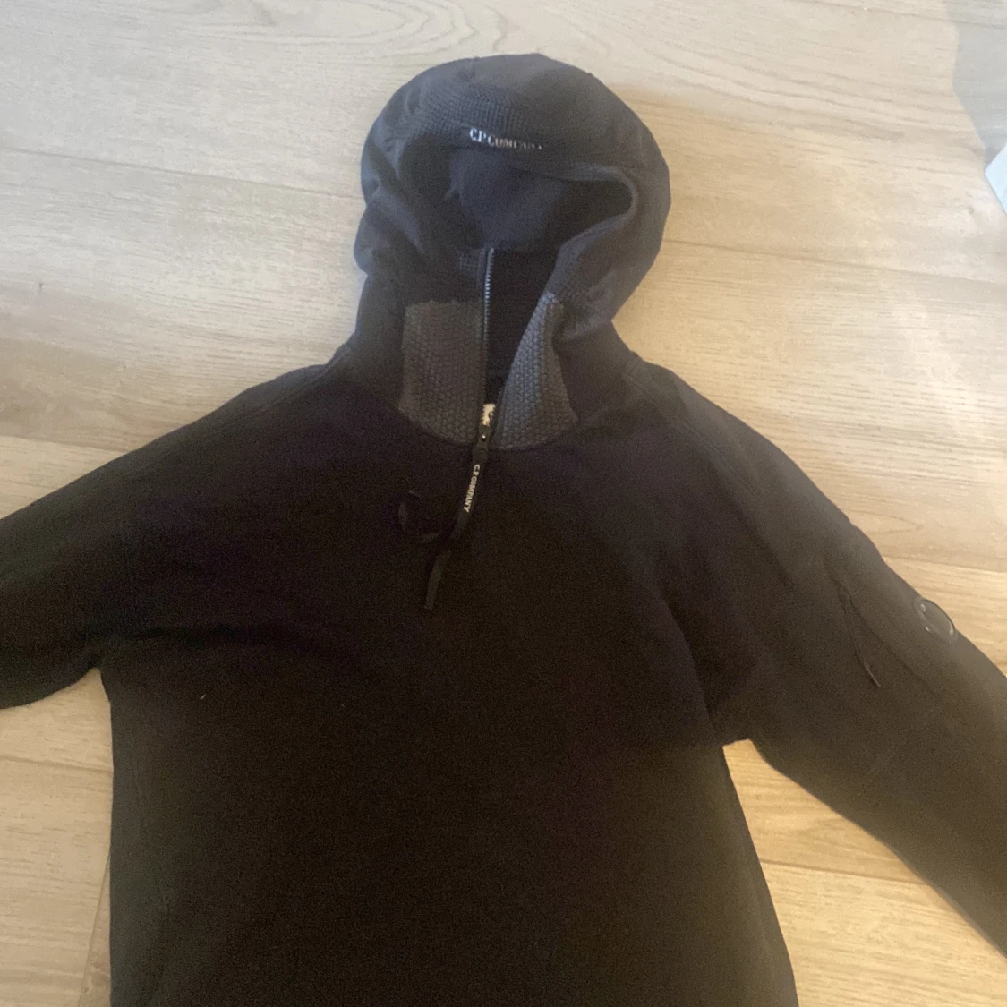 Svart hoodie från C.P. Company - 1