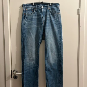 Weekday Space Relaxed Straight Jeans - Blå jeans från Weekday i modellen Space Relaxed Straight. Enbart använd ett par gånger då det är lite för stora. W 32 L 32. Färg ’Iron Blue’.