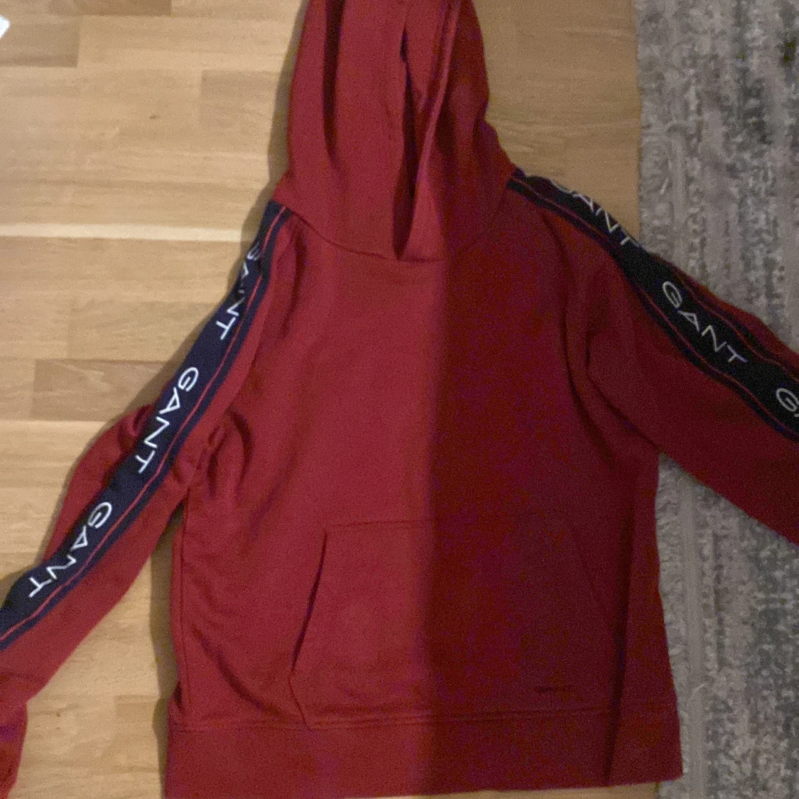 Röd hoodie från GANT med logga