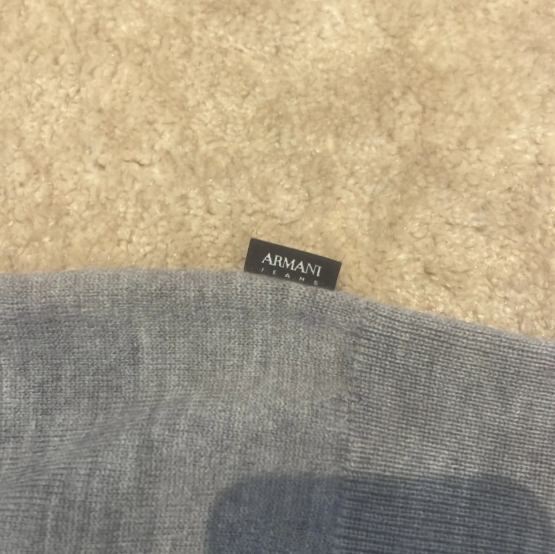 Grå v-ringad tröja från Armani Jeans - 4