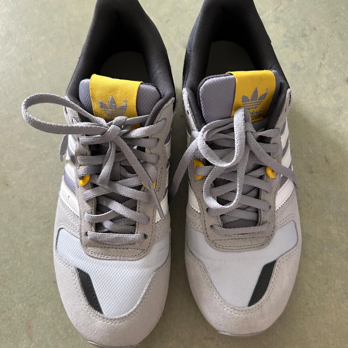 Nya Grå Adidas sneakers med gula detaljer - 1