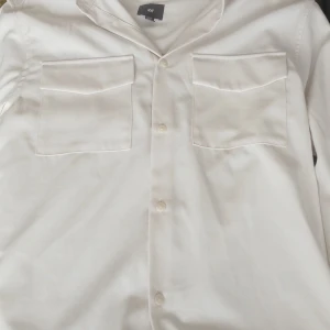 Vit skjorta med fickor från H&M - Klassisk vit overshirt från H&M. Den är helt ny bara testad. Det är bara och skriva om ni har frågor, priset kan diskuteras.
