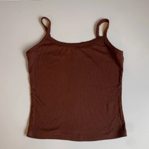 Brun ribbad topp - Brun ribbad topp med smala axelband. Meddela gärna för mått eller andra frågor☺️