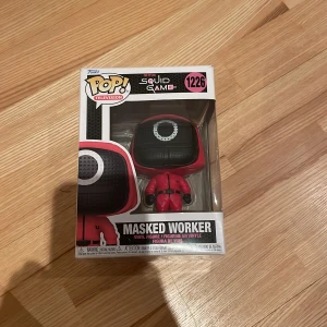 Masked Worker (Squid Game) #1226 - Den är öppnad men har legat i boxen hela tiden och den är i mycket bra skick 
