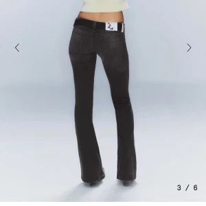 Cheap monday jeans  - Snygga svarta jeans med bootcut och låg midja. Jeansen har klassiska fem fickor, svarta sömmar och en liten vit patch bak i linningen. Materialet är stretchigt jeans för en bekväm passform. Perfekta för dig som gillar en retro vibe.