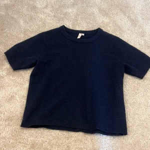 Marinblå stickad tröja  - Marinblå stickad tröja från Nelly, lite nopprig men syns inte på håll 😊