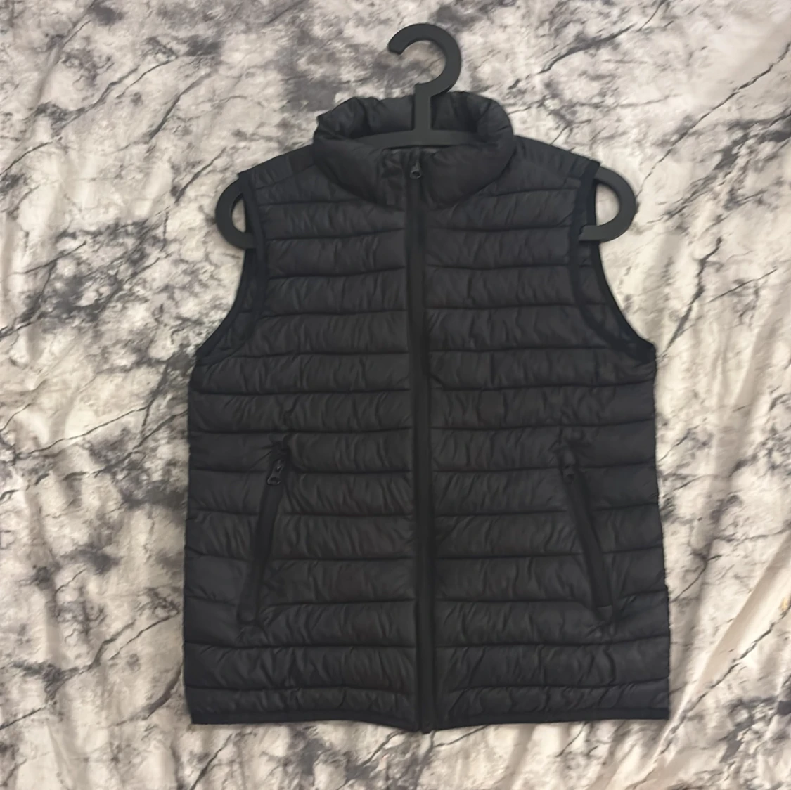 Svart dunväst från McKinley