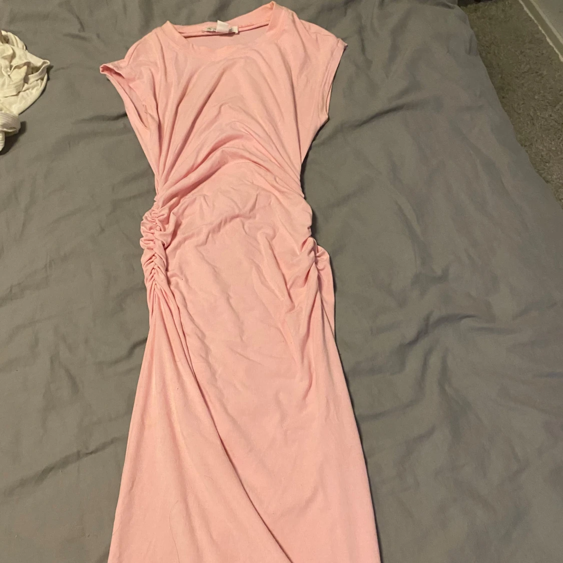 Ljusrosa långklänning med rynkade sidor - 1