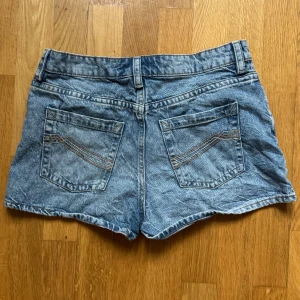Jeansshorts - Blå jeansshorts från hm. Midjan är medelhög. Skriv privat för fler bilder eller frågor😊