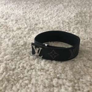 Louis Vuitton slim bracelet  - Väldigt fin lv armband som är hög kvalitet och på väldigt bra skick pris kan diskuteras