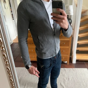 J. Lindeberg full zip grå storlek S - En riktigt snygg grå j lindeberg zip som passar till mycket. Jag säljer denna därför att den sitter för tight på mig. Skicket är bra o  jag säljer den för 299 kr. hör av dig för frågor osv!🤩