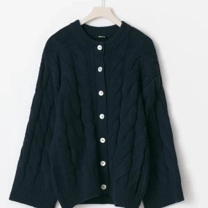 Kabelstickad kofta  - En så fin mörkblå kabelstickad kofta från Gina Tricot som är helt slutsåld. Aldrig använd med lappen kvar. Heter ”chunky knitted cable cardigan”