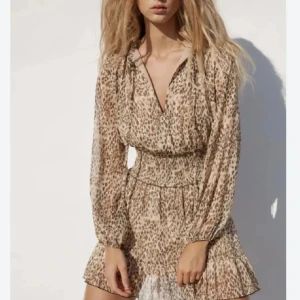 Leopard klänning - Säljer denna leopardklänning från zara som inte säljs längre!!💛❤️ Superbra skick!!!