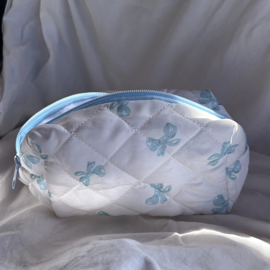 Quiltad vit necessär med blå rosetter - 1