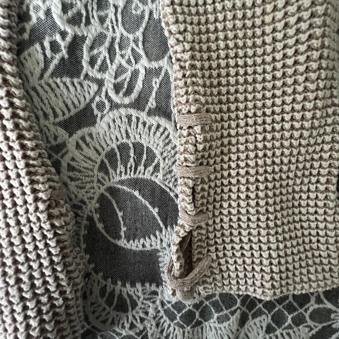 Beige stickad tröja med snörning - 3