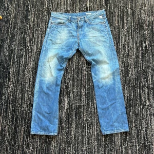 Replay Jeans - Säljer ett par Replay Jeans i modellen Waitom. Bra skick och knappt använda, storlek W36L32