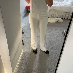 kostymbyxor - Vita utsvängda kostymbyxor🫶🫶