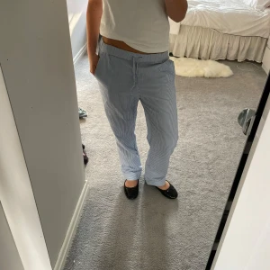 Pjamasbyxor - Blåvitrandiga pjamasbyxor från Arket💓💓